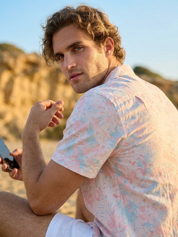 Back view of men’s Hawaiian shirt in pink and grey, relaxed fit and airy silhouette